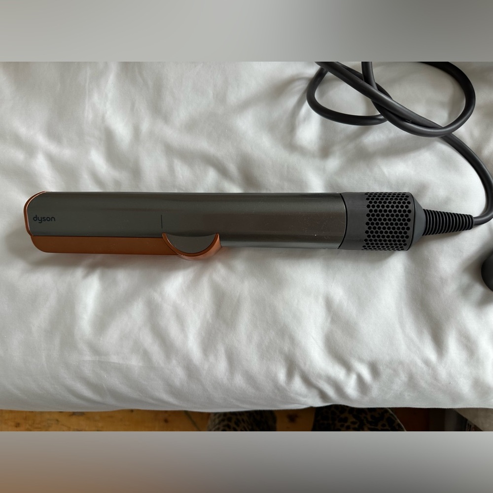 Dyson Airstrait - barely used - Picture 2 of 2